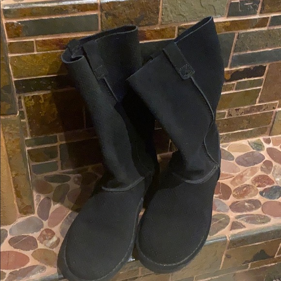 Black suede textured UGGS - Picture 2 of 6